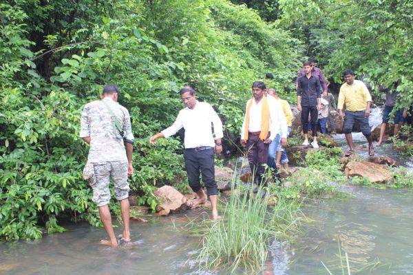 कलेक्टर ने मकरी जलप्रपात को देखा,  मनरेगा  से रास्ता बनाने प्रस्ताव तैयार करने निर्देश