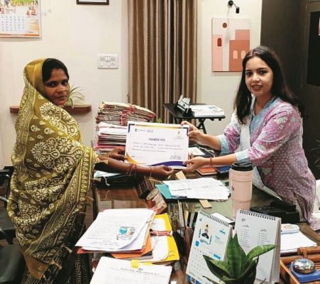 जिपं सीईओ ने लखपति दीदी रमोतिन का किया सम्मान