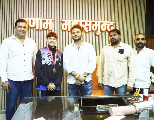 बास्केटबॉल संघ के पदाधिकारियों ने नपाध्यक्ष को सौंपा ज्ञापन