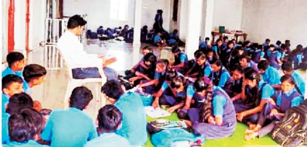 स्कूल भवन के छत का गिरा प्लास्टर, अब मंदिर प्रांगण में पढ़ाई