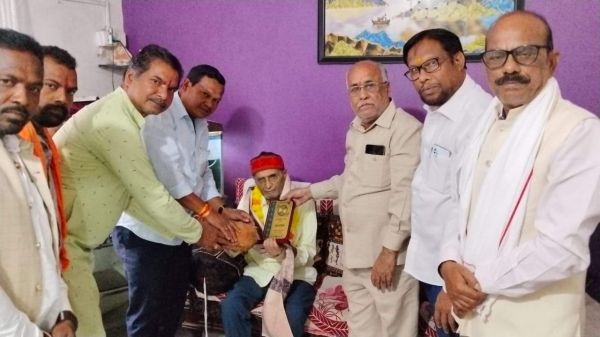भाजपा ने गुरुजनों का किया  सम्मान, लिया आशीर्वाद