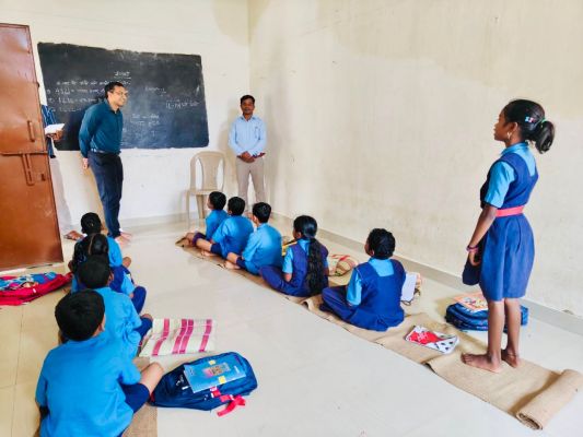 कलेक्टर ने स्वास्थ्य केंद्र और स्कूलों का किया निरीक्षण