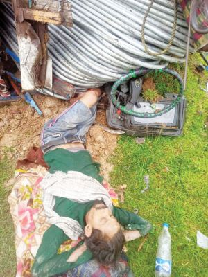 ट्रक पलटा, फंसे चालक को घंटों की मशक्कत से निकाला
