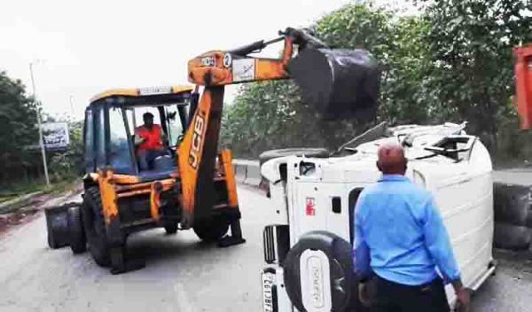 तेज रफ्तार बोलेरो एंबुलेंस से टकराकर पलटी