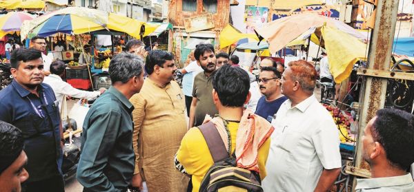 इंदिरा मार्केट पहुंचे विधायक, समस्या समाधान करने पहल किए