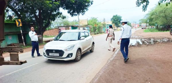 यातायात नियमों की अनदेखी  127 वाहन चालकों पर जुर्माना
