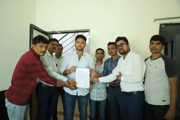 गली में पेवर ब्लॉक लगाने व्यवसायियों ने पालिकाध्यक्ष को सौंपा ज्ञापन