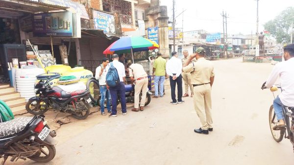 अवैध पार्किंग व अतिक्रमण पर कार्रवाई