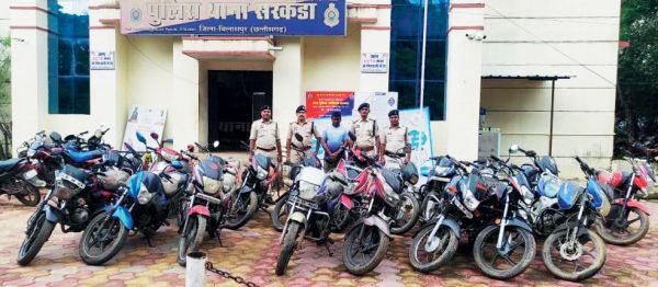 वसूली के लिए धमकी, सूदखोर गिरफ्तार, गिरवी रखे 19 बाइक बरामद