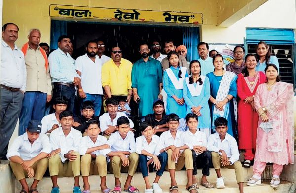 बच्चों को शिक्षा के साथ संस्कार देना भी आवश्यक - राजीव प्रताप