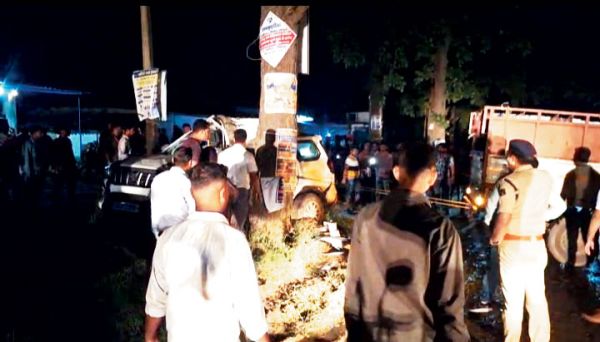 तेज रफ्तार स्कॉर्पियो पेड़ से टकराई, युवती सहित 2 की मौत, 3 गंभीर
