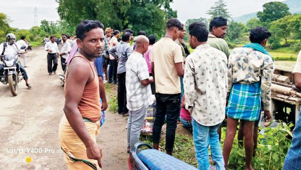 यात्री बस खेत में पलटी, 25 घायल
