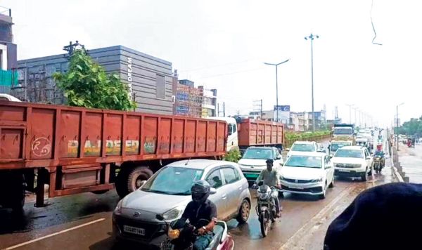 ट्रेलर दो हिस्सों में बंटा, ट्रैफिक जाम