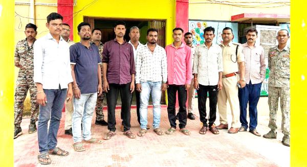 ट्रैक्टर ड्राइवर को खंभे से बांधकर मारपीट, 7 आरोपी गिरफ्तार