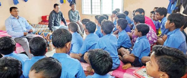 डीईओ ने बास्तानार ब्लॉक के स्कूलों का किया निरीक्षण