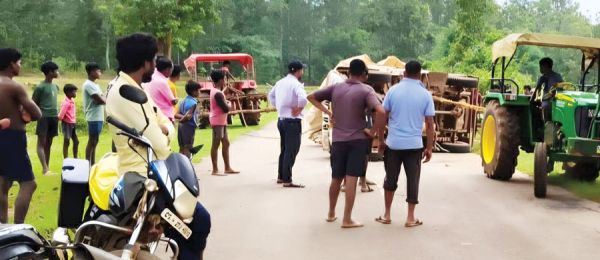 खाद और सीमेंट से भरी पिकअप पलटी, 4 घायल