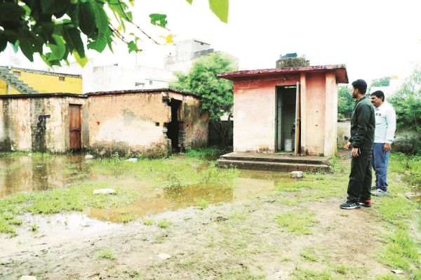 कुर्मीपारा प्राथमिक शाला का नपाध्यक्ष ने किया निरीक्षण