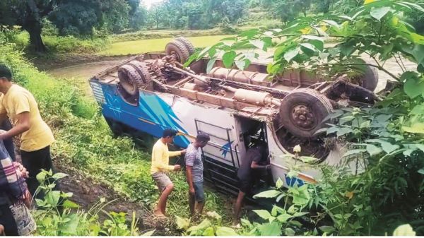 बेकाबू बस खेत में पलटी, कई यात्री घायल