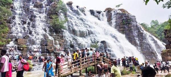 तीरथगढ़ जलप्रपात देखने उमड़े पर्यटक