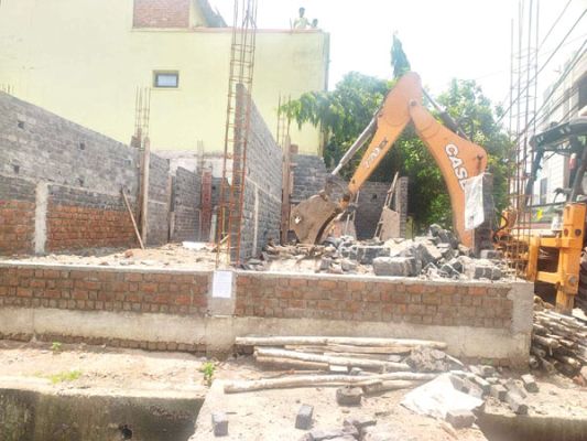 4 अवैध के अवैध निर्माण पर जेसीबी चलाया निगम ने