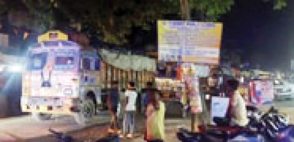 चावल लोड ट्रक फंसने से ग्रामीण मार्ग के साथ एनएच पर लंबा जाम
