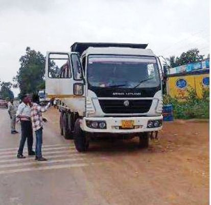 शराबी टिप्पर चालक को पकडऩे पुलिस ने बंद करवाया रेलवे फाटक
