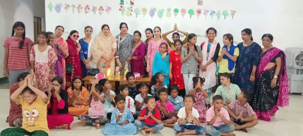 दिव्यांग बच्चों के दुख दर्द बांटने पहुंचा स्टेला फाउंडेशन