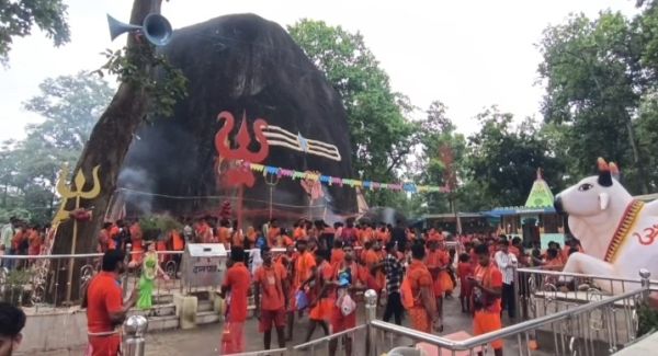 पहले सोमवार को भूतेश्वरनाथ  के दर्शन के लिए  श्रद्धालुओं की उमड़ी भीड़