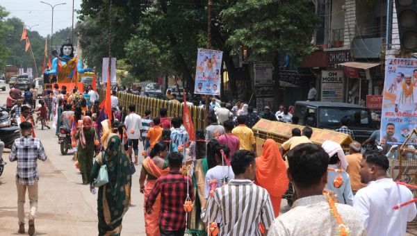 इंद्रावती नदी का पानी अपनी कांवर में लेकर श्रद्धालुगण