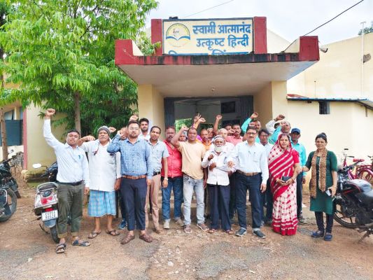जन चेतना का केंद्र बनेगा सेजेस सिंगपुर, एक दिन खेती रोक विद्यालय विकास में जुटे पालक