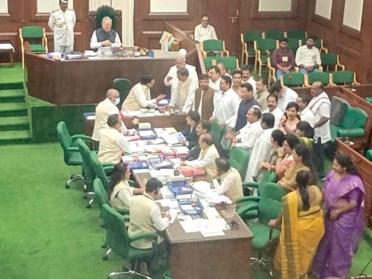 खाद-बीज संकट पर स्थगन अग्राह्य, कांग्रेस विधायकों का जमकर हंगामा, नारेबाजी