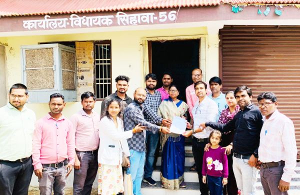 एनएचएम कर्मियों ने विधायक अंबिका मरकाम को सौंपा ज्ञापन