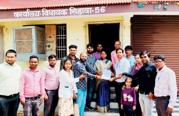 एनएचएम कर्मचारियों ने विधायक अंबिका मरकाम को सौंपा ज्ञापन