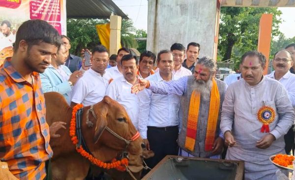 75 आदिवासी महिला किसानों को दी दुधारू गायें