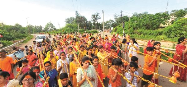 सावन सोमवार: मंदिरों में उमड़ी भक्तों की भीड़