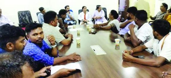 कुत्ते के काटने से ग्रामीण की मौत, अस्पताल के खिलाफ परिजनों ने किया हंगामा