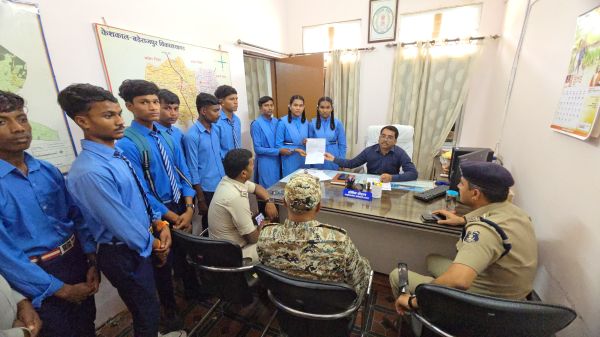 शिक्षकों की कमी, पढ़ाई प्रभावित,  विद्यार्थी पहुंचे एसडीएम दफ्तर