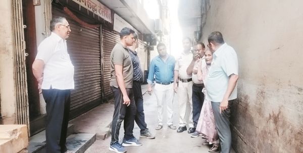 खुद को पुलिस बता 4 युवक ले भागे सोने के 4 कंगन