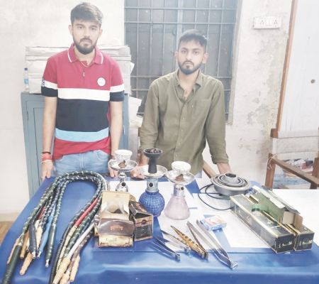 हुक्का पीते दो आरोपी गिरफ्तार