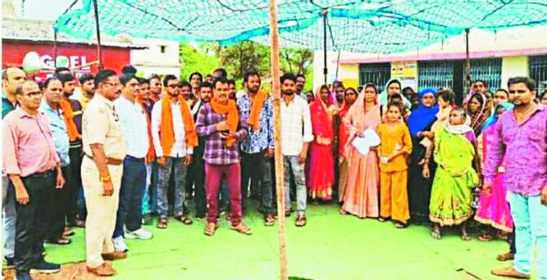 उद्योग के खिलाफ धरना-प्रदर्शन कर ग्रामीणों ने दी आंदोलन की चेतावनी