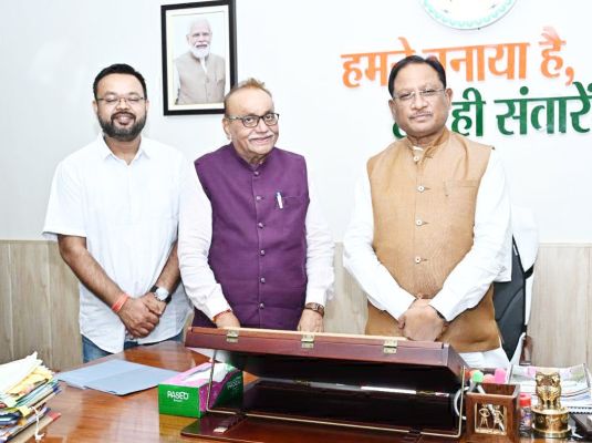 पूर्व मंत्री चन्द्रशेखर साहू ने सीएम साय से की चर्चा