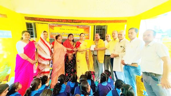 सेवानिवृत्ति पर शिक्षक  डोमार साहू का सम्मान