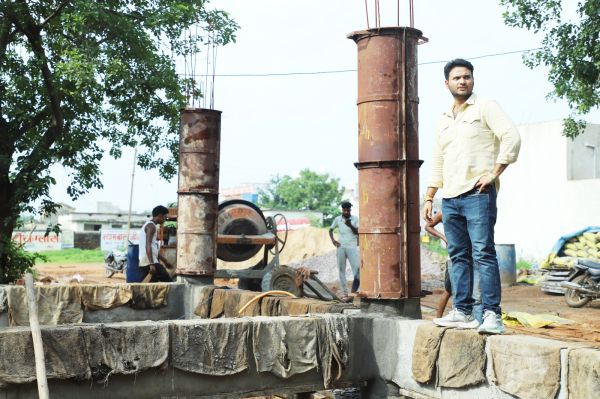निर्माणाधीन पानी टंकी का निरीक्षण