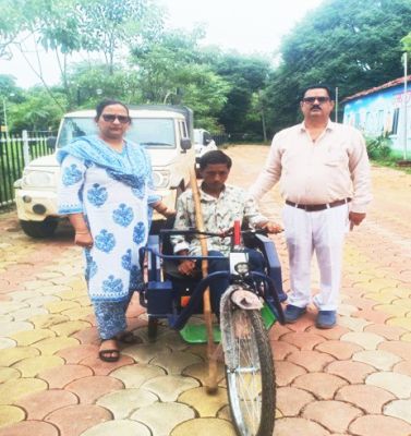 दिलीप प्रधान को मिली मोटराईज्ड ट्रायसायकल