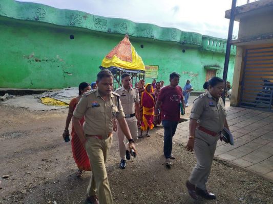 महिला समूह के साथ मिलकर कोसमपाली में शराब जांच
