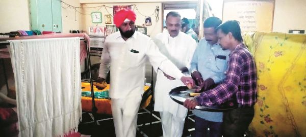फल वितरण कर पीसीसी अध्यक्ष बैज का मनाया जन्मदिन
