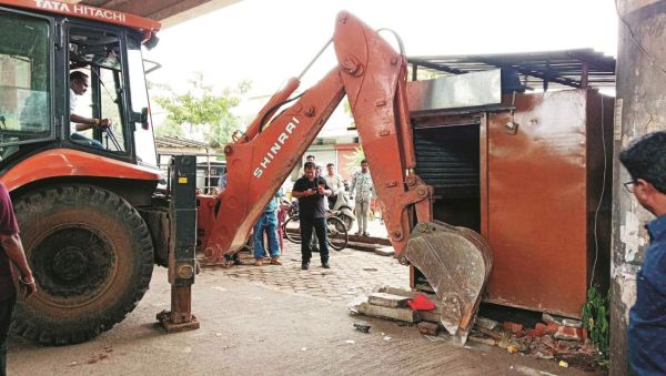 निगम ने चलाया फ्लाई ओवर के नीचे अतिक्रमण हटाने का अभियान
