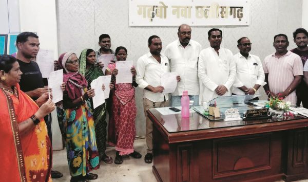 भिलाई-चरौदा निगम क्षेत्र के हितग्राहियों को दिया भवन अनुज्ञा पत्र