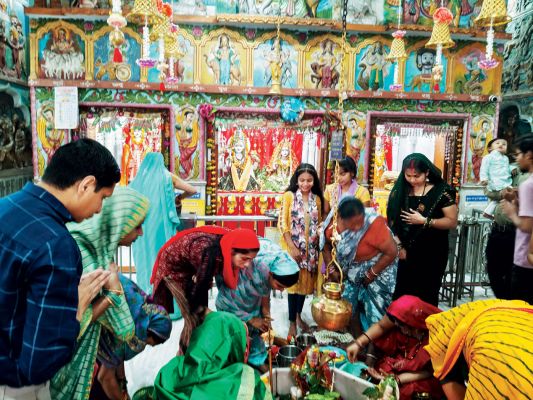 पहले श्रावण सोमवार को शिवालयों में उमड़ी भक्तों की भीड़