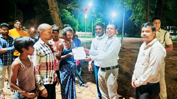 12 घंटे की भूख और आत्मदाह की चेतावनी के बाद जागा प्रशासन, अब मिला लिखित आश्वासन